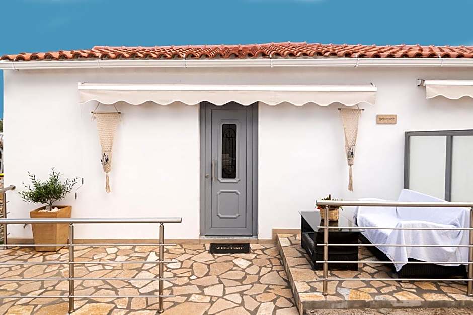 Kokkinos Studios With Pool & Sea View, by ZanteWize