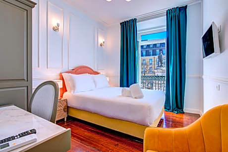 FERNANDO PESSOA 01 (1 Queen Bed)