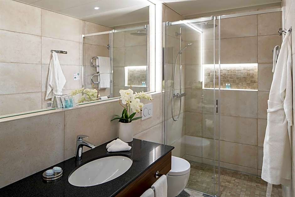 International au Lac Historic Lakeside Hotel