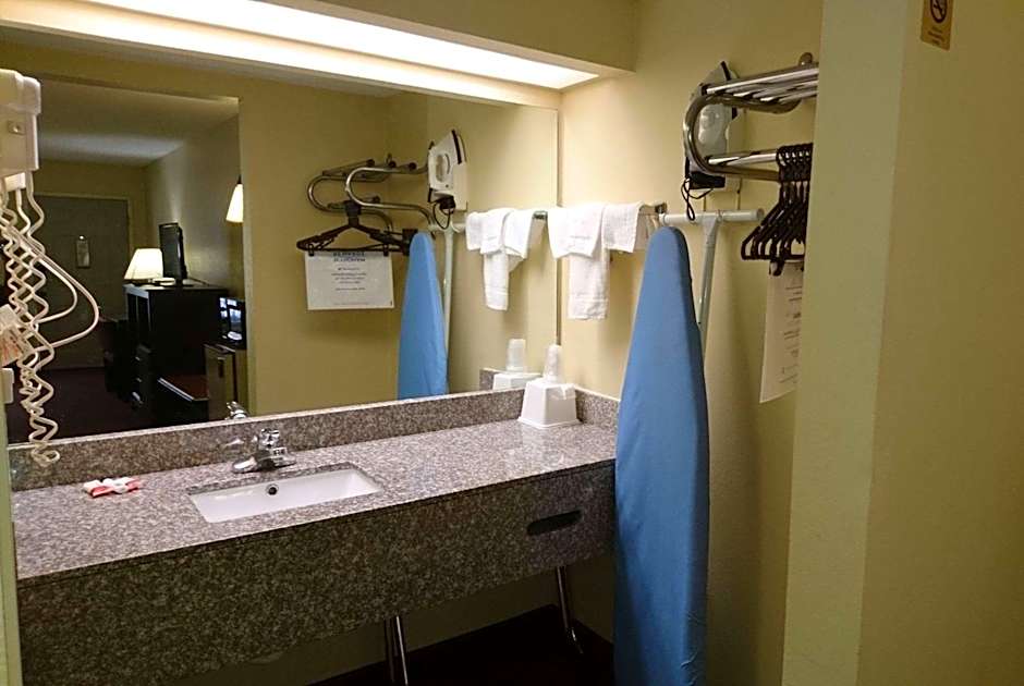 Travelodge by Wyndham Knoxville East
