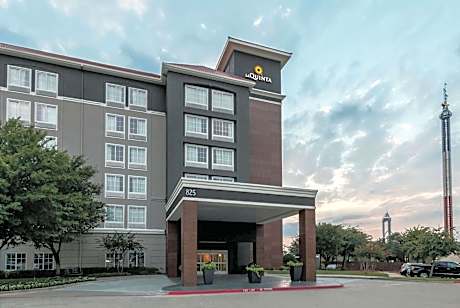 La Quinta Inn & Suites by Wyndham Arlington North Six Flags Drive