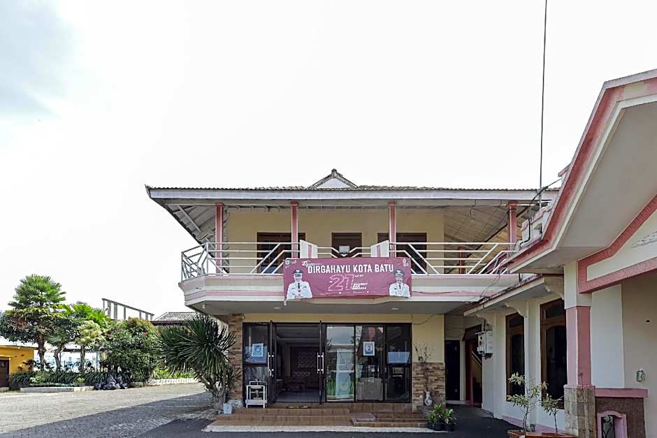 RedDoorz Plus near Museum Angkut Batu 4