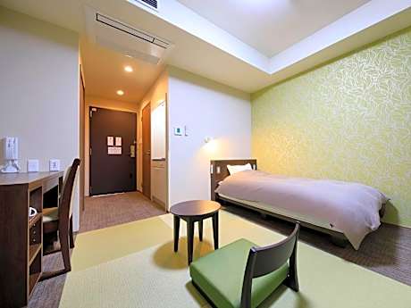 Deluxe Single Room with Kitchenette and Shower - Non-Smoking