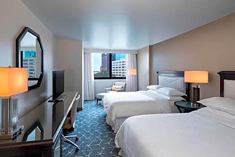 Deluxe Queen Room with City View - Hearing Accessible