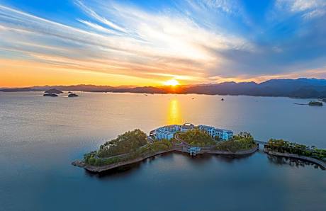 voco Thousand Island Lake By IHG