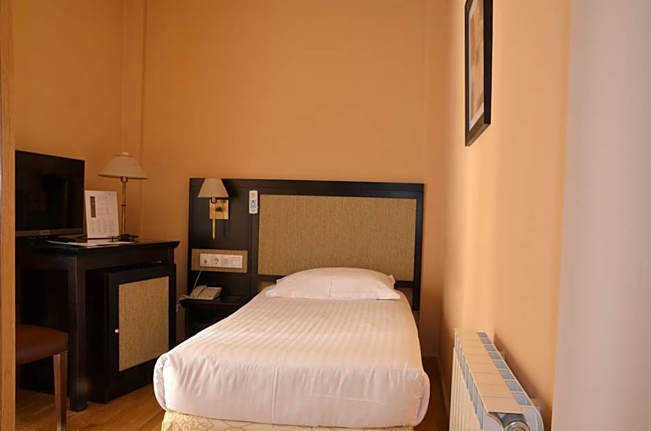 Photo 1 of 4 of Single Room
