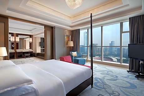 One-Bedroom Presidential King Suite - Club Lounge Access