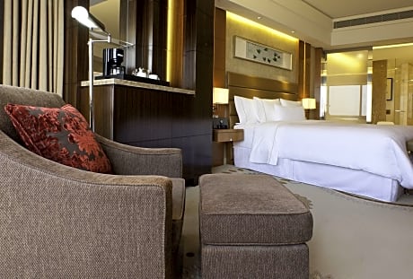 Executive Room, 1 King Bed, Smoking, Partial Lake View (Executive Level)