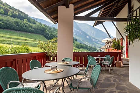 Apartment with Mountain View