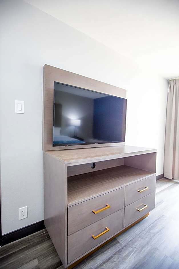 La Quinta Inn & Suites by Wyndham Dallas I-35 Walnut Hill