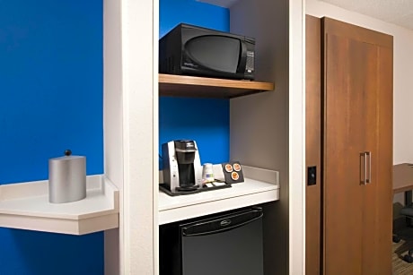 Deluxe Suite - Hearing Accessible - Non-Smoking