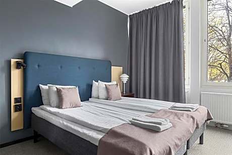 Standard King Room with Roll-In Shower - Disability Access/Non-Smoking