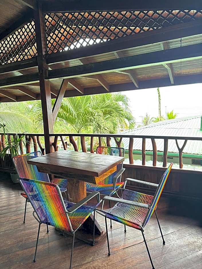 Hotel La Isla Inn