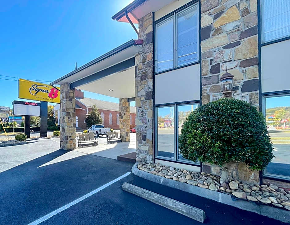 Super 8 by Wyndham Pigeon Forge Downtown