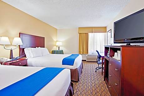 Standard Queen Room with Two Queen Beds, Pool and Courtyard View
