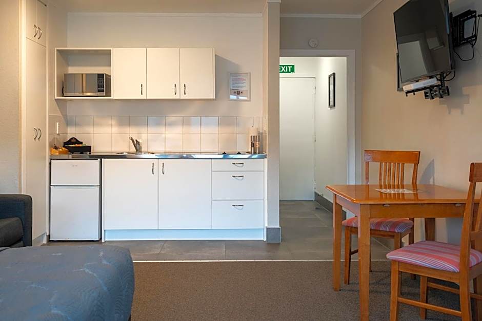 Hananui Lodge and Apartments