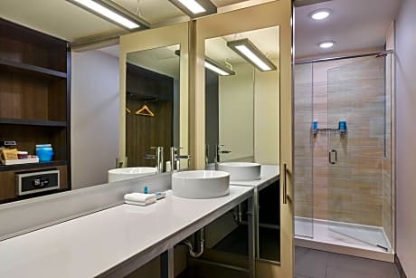 Suite, Multiple Beds (2 Queen Beds and 1 Double Sofa Bed)