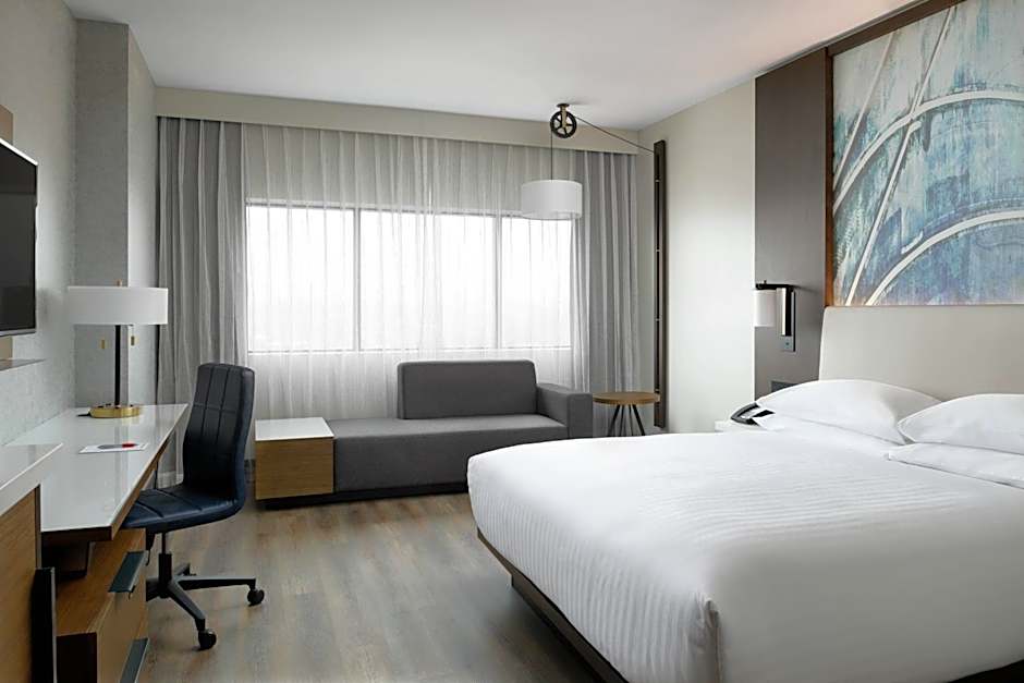Photo 1 of 8 of 1 King Bed, Hearing/Mobility Accessible, Bathtub