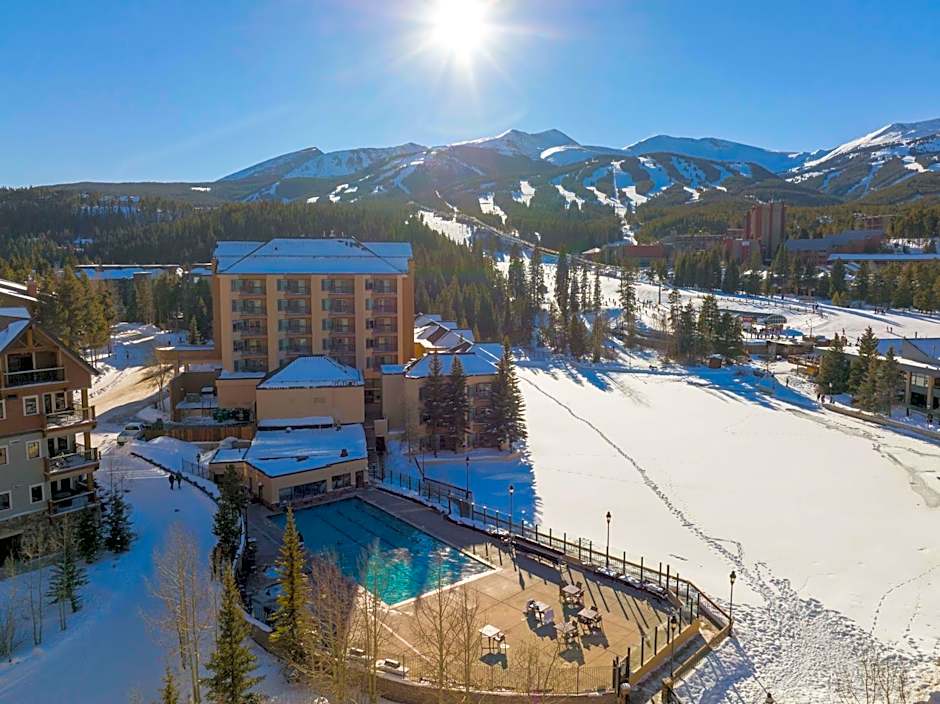 NEW! Marriott Slope View Ski in Ski out Luxury Studio Sleeps 4 Full kitchen, Amenities & Fee Parking