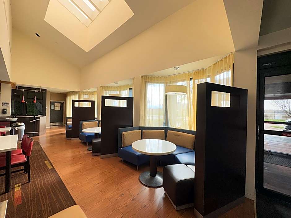 Super 8 by Wyndham Dallas Love Field Airport