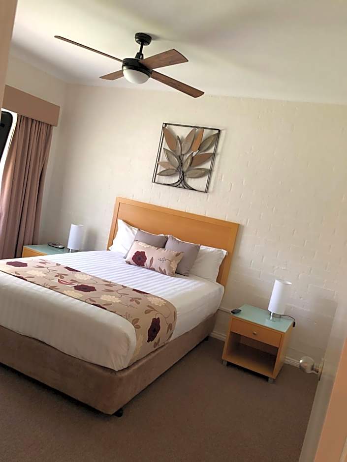 Blazing Stump Motel & Suites