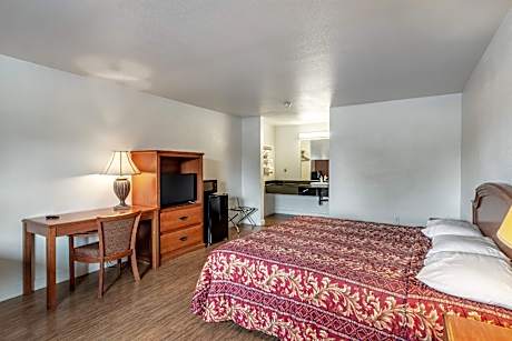 1 KING BED | MOBILITY ACCESSIBLE TUB, NSMK