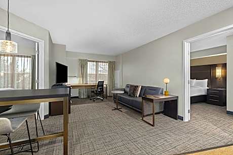 2 Bedroom Suite, Bedroom 1: 1 King, Bedroom 2: 1 Queen