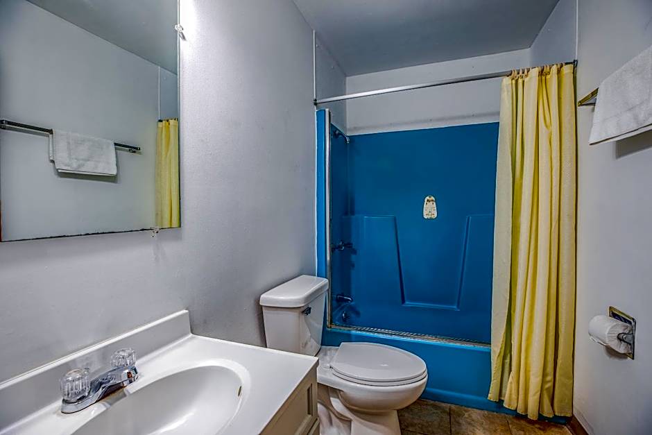 Love Hotels Tomahawk by OYO at Lake Mohawksin WI