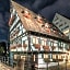 Schiefes Haus