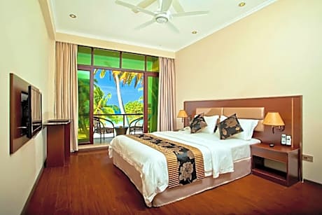 Deluxe Triple Room with Balcony and Sea View
