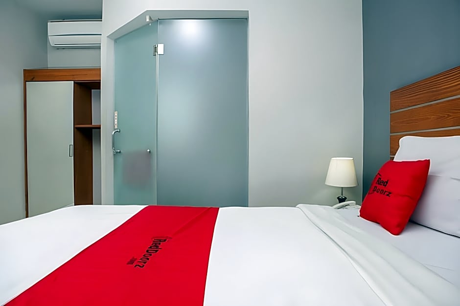 RedDoorz Plus near Asia Afrika 3