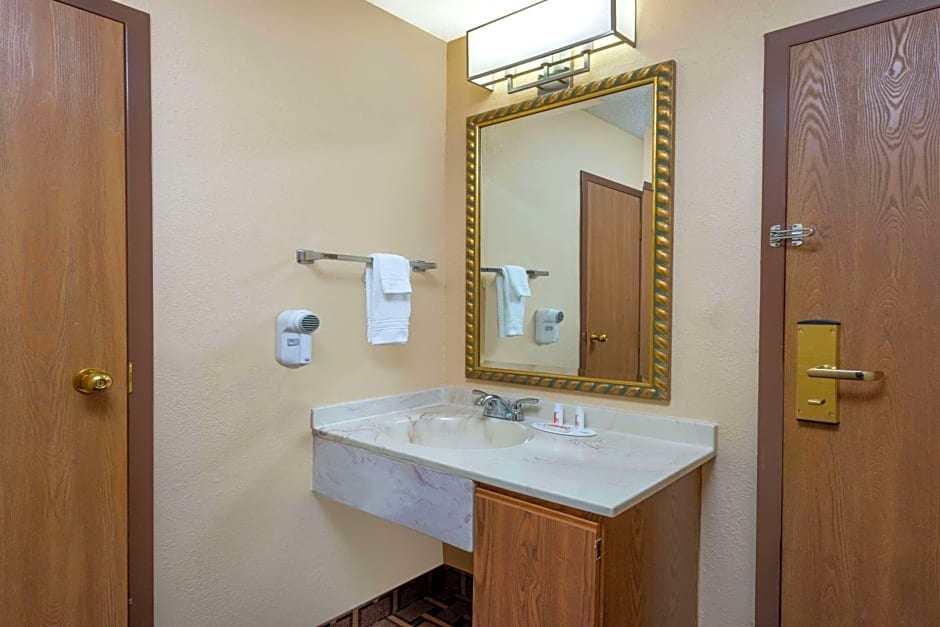 Super 8 by Wyndham Charleston MO