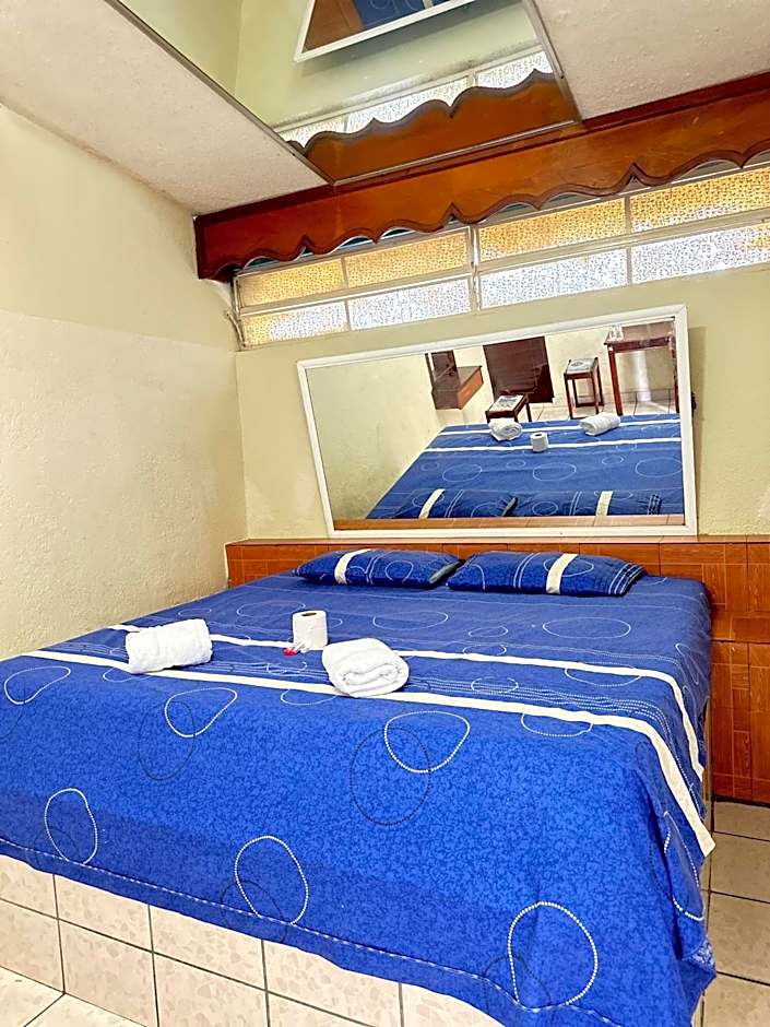 Hotel y Auto Hotel, Tío Kike