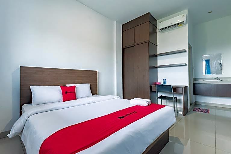 RedDoorz Plus near Kepri Mall