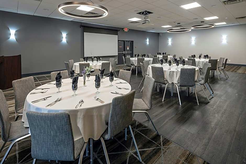 Holiday Inn Detroit Lakes - Lakefront by IHG