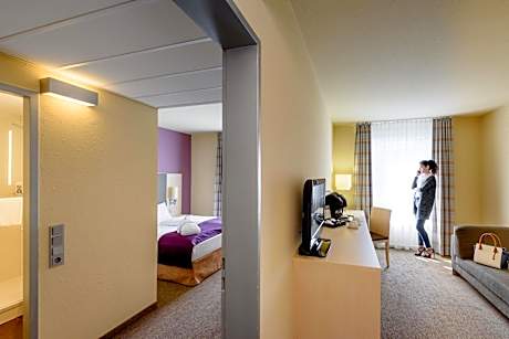 Junior Queen Suite