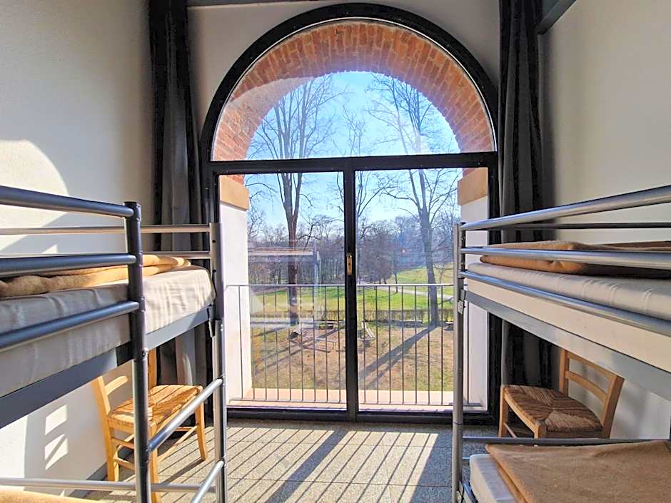 Zdjęcie 1 z 5 — Single Bed in Male Dormitory Room with Shared Bathroom