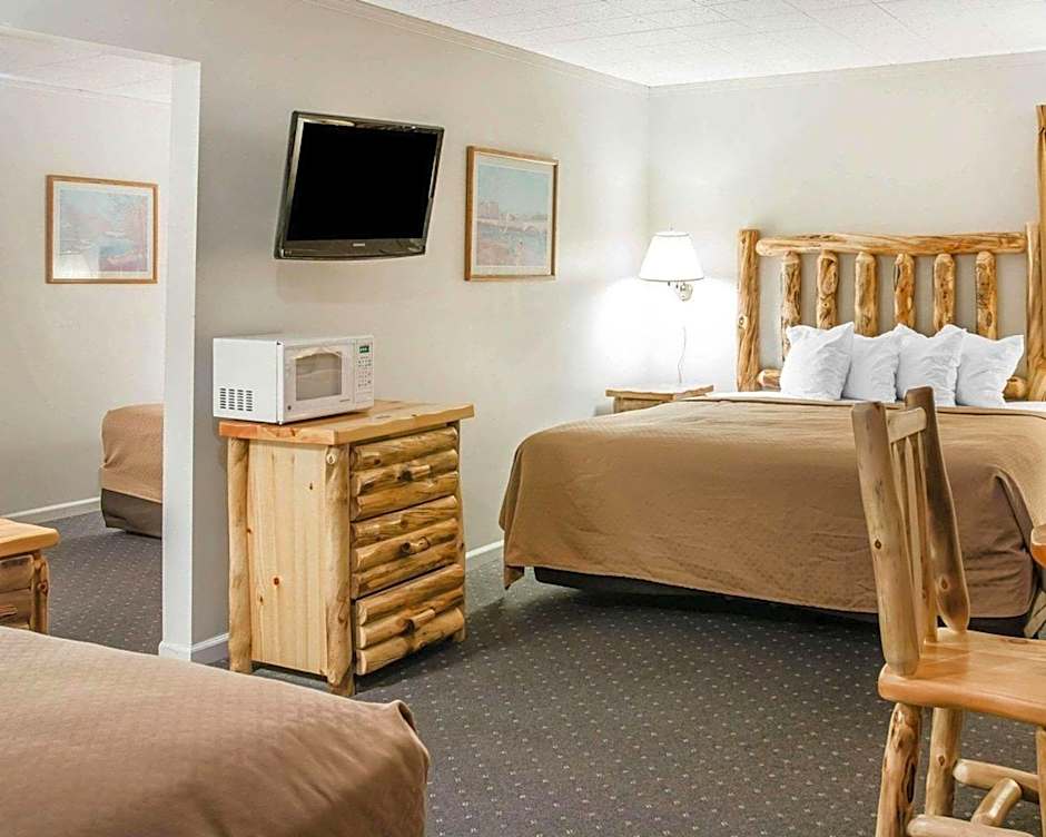 Quality Inn & Suites Mackinaw City Beachfront