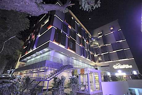 Hummingbird Hotel and Banquet