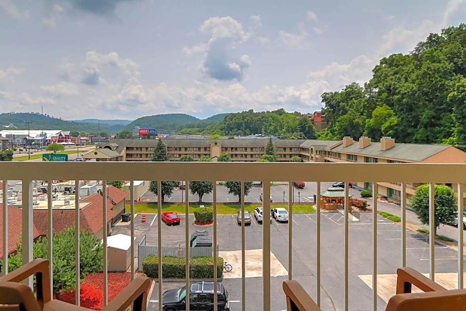 Comfort Inn & Suites At Dollywood Lane