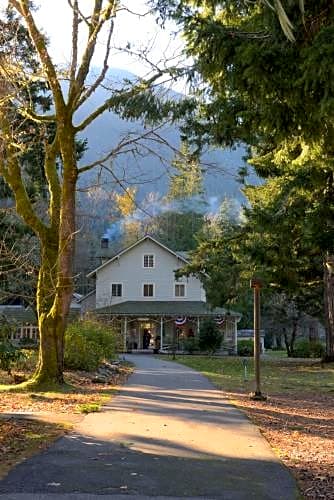 Lake Crescent Lodge