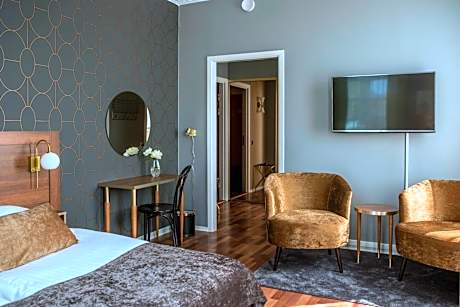 Deluxe King Room - Non-Smoking