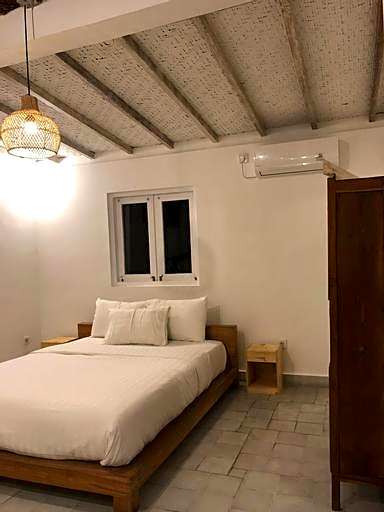 Spacious Studio Room Close to Cafe and Beach