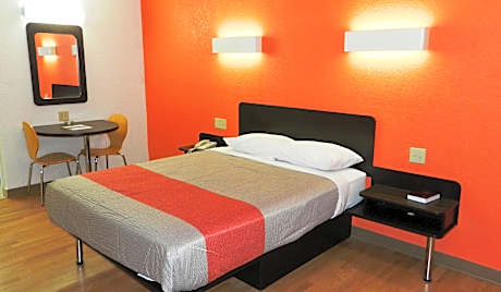 1 King Bed | Mobility Accessible RI Shower Nsmk