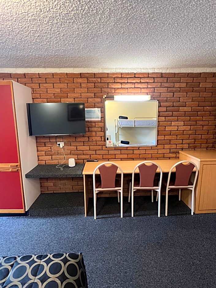 OVERLANDER MOTOR LODGE