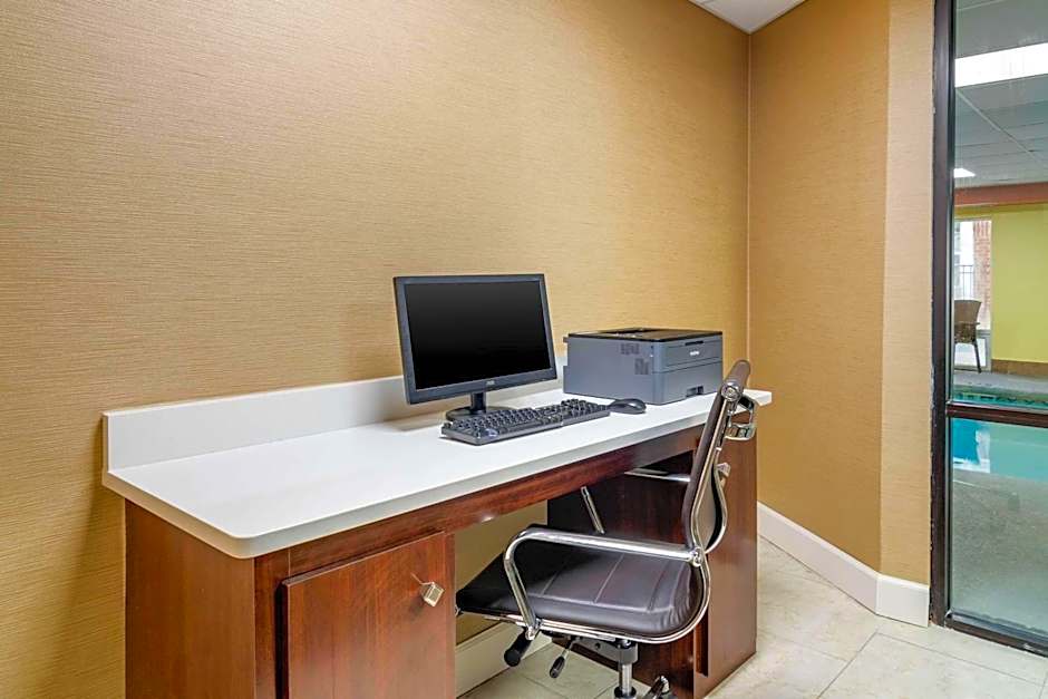 Comfort Inn & Suites Macon North I-75