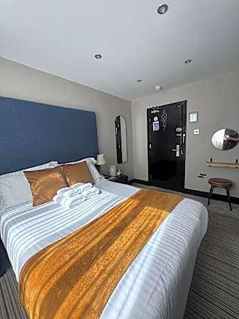 Standard-Double room-Ensuite with Shower-Street View