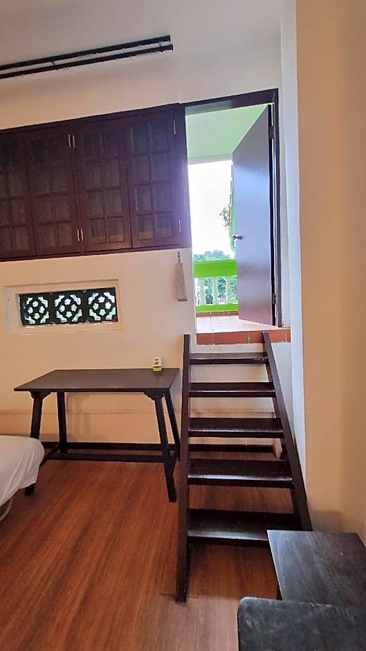 HEEREN BY THE RIVER HOTEL