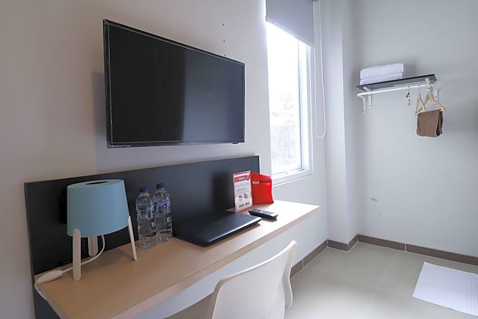 RedDoorz Plus Syariah near Mall Pondok Indah