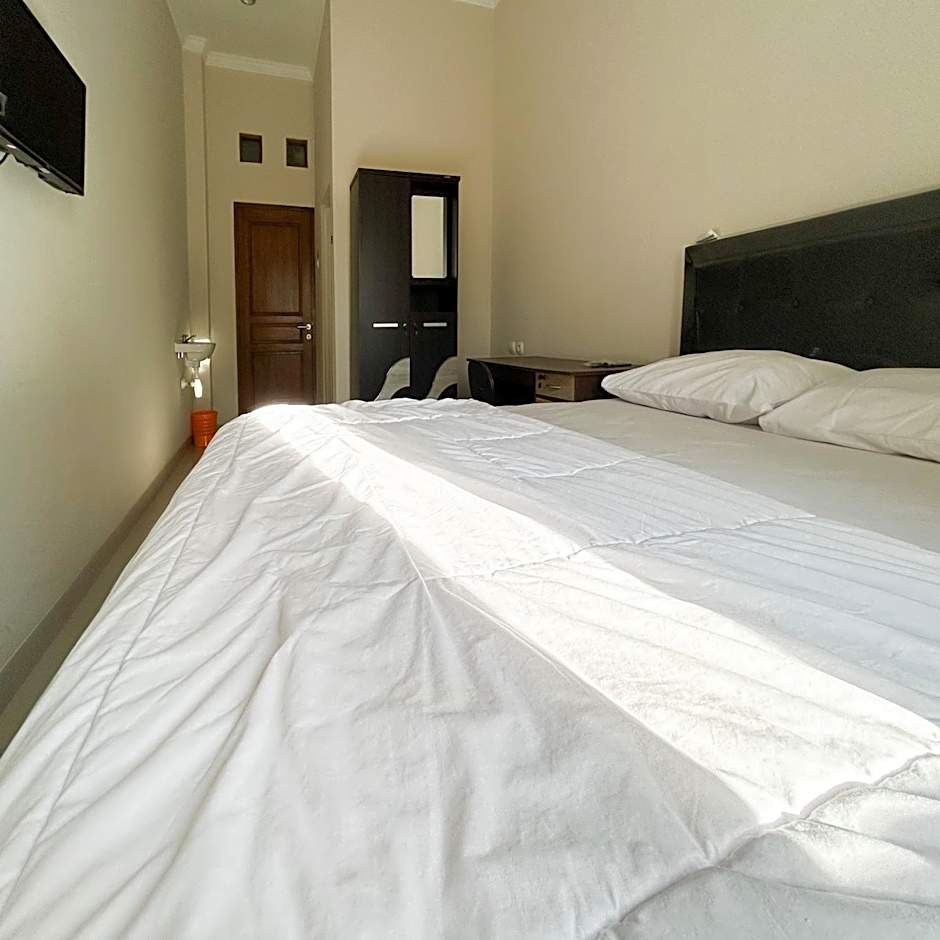 Queen Belt Mitra Reddoorz